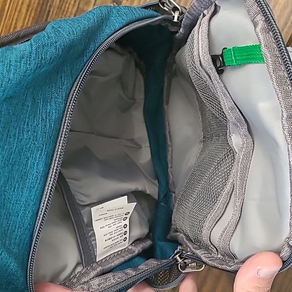 Waterfly sling bag. - Picture 3 of 5